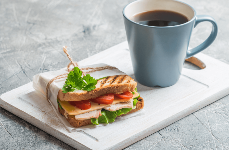 Klasszikus reggeli: szendvics és kávé – reggeli felnőtteknél