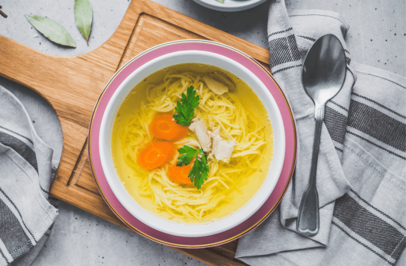 Epekímélő zsírszegény húsleves tálalva