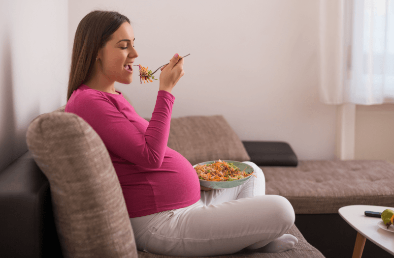 Kismama tápláló GDM ebédet fogyaszt – terhességi cukorbetegség étrendjébe illeszthető étkezés