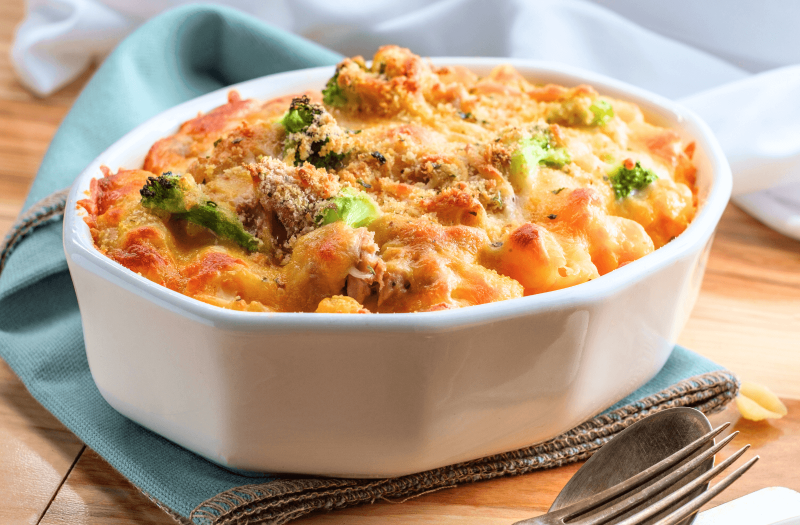 Ízlésesen tálalt rakott zöldség egy fehér porcelán tálban