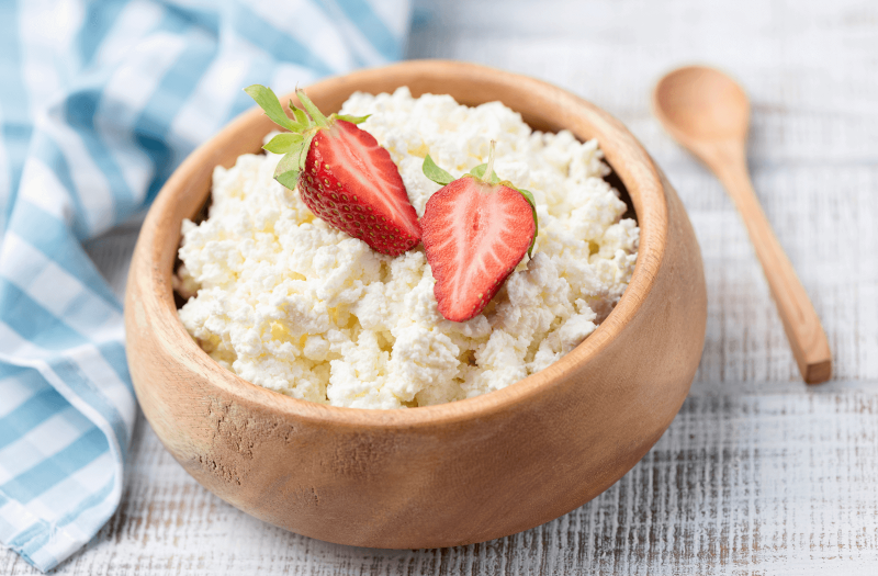 Túró kisétkezésre: friss túró kis eperrel díszítve