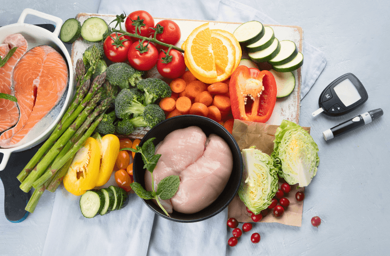 Cukorbeteg étrendhez ajánlott alapanyagok: csirkemell, friss zöldségek és gyümölcsök vércukormérő mellett.