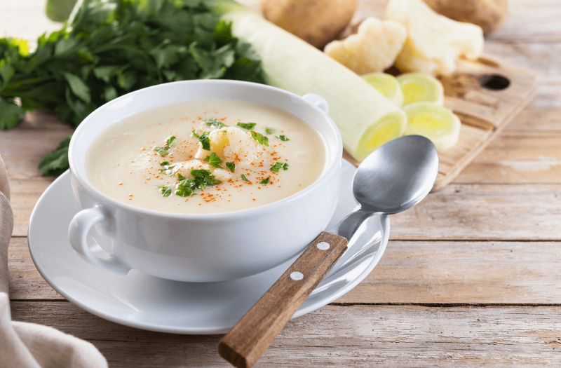 Karfiolkrémleves cukorbetegeknek, egészséges alapanyagokkal a háttérben