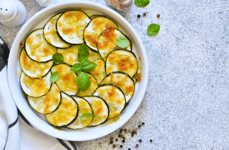 Sajtos rakott cukkíni porcelán tálban – könnyű, epekímélő ebédötlet