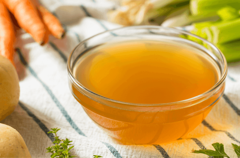 Lezsírozott, tiszta húsleves egy tányérban az epeműtét utáni étrend közvetlen műtét utáni szakaszában